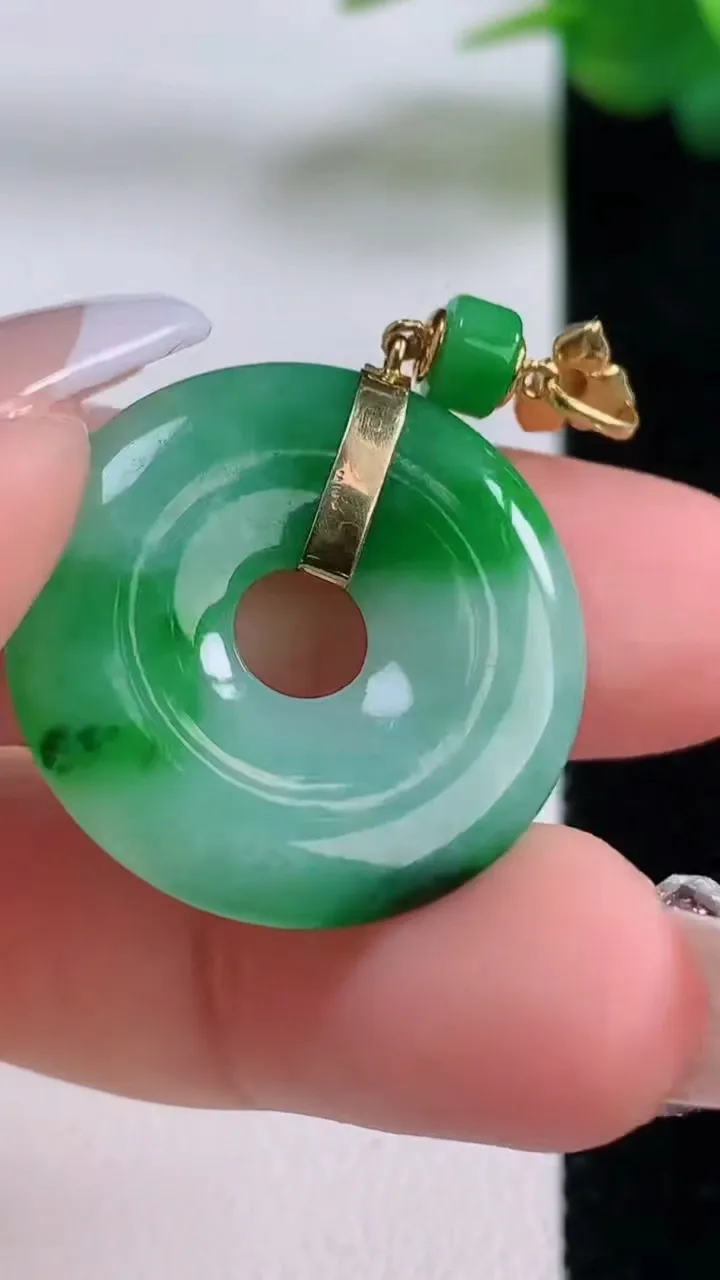 天然A货翡翠平安环吊坠，尺寸24.6-4.3，重量:6.12g
12月6日