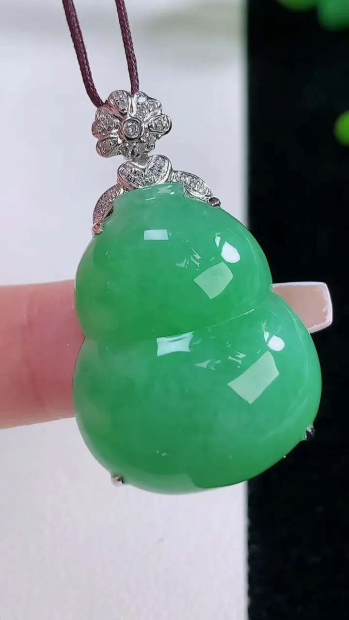 天然A货翡翠葫芦吊坠，尺寸36-26.6-21.8-10.8，重量:9.73g
12月6日