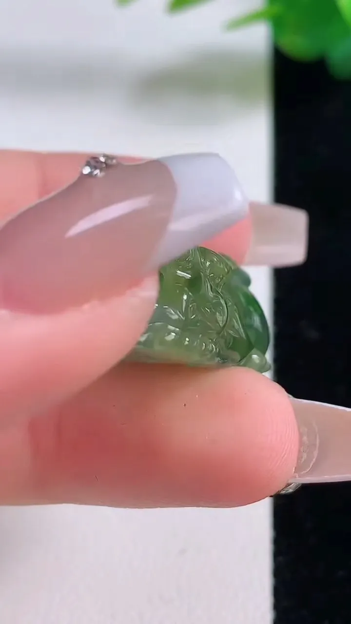 天然A货翡翠双彩貔貅吊坠，尺寸36.6-20.7-12，重量:17.31g
12月6日