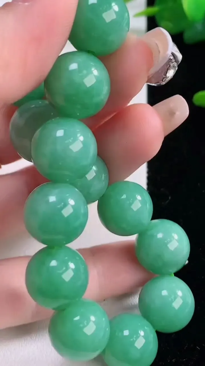 天然A货翡翠圆珠手串，尺寸14.7-16颗，重量:62.61g12月6日
工厂直销收藏佳品,种好水足，色泽均匀，有种有色，上手高大气！