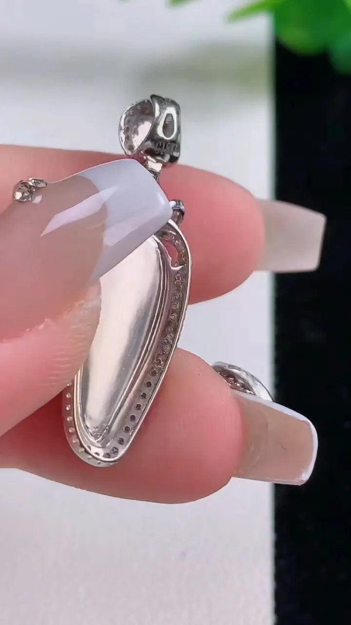 天然A货翡翠福瓜吊坠，尺寸33-10.6-5.7，裸石19-7.4重量:3.06g
12月6日