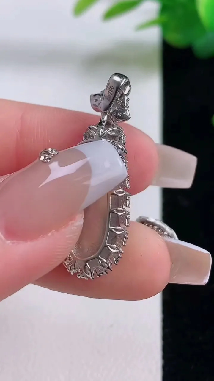 天然A货翡翠福瓜吊坠，尺寸32-11.3-6.6，裸石19.7-7.4重量:3.25g
12月6日