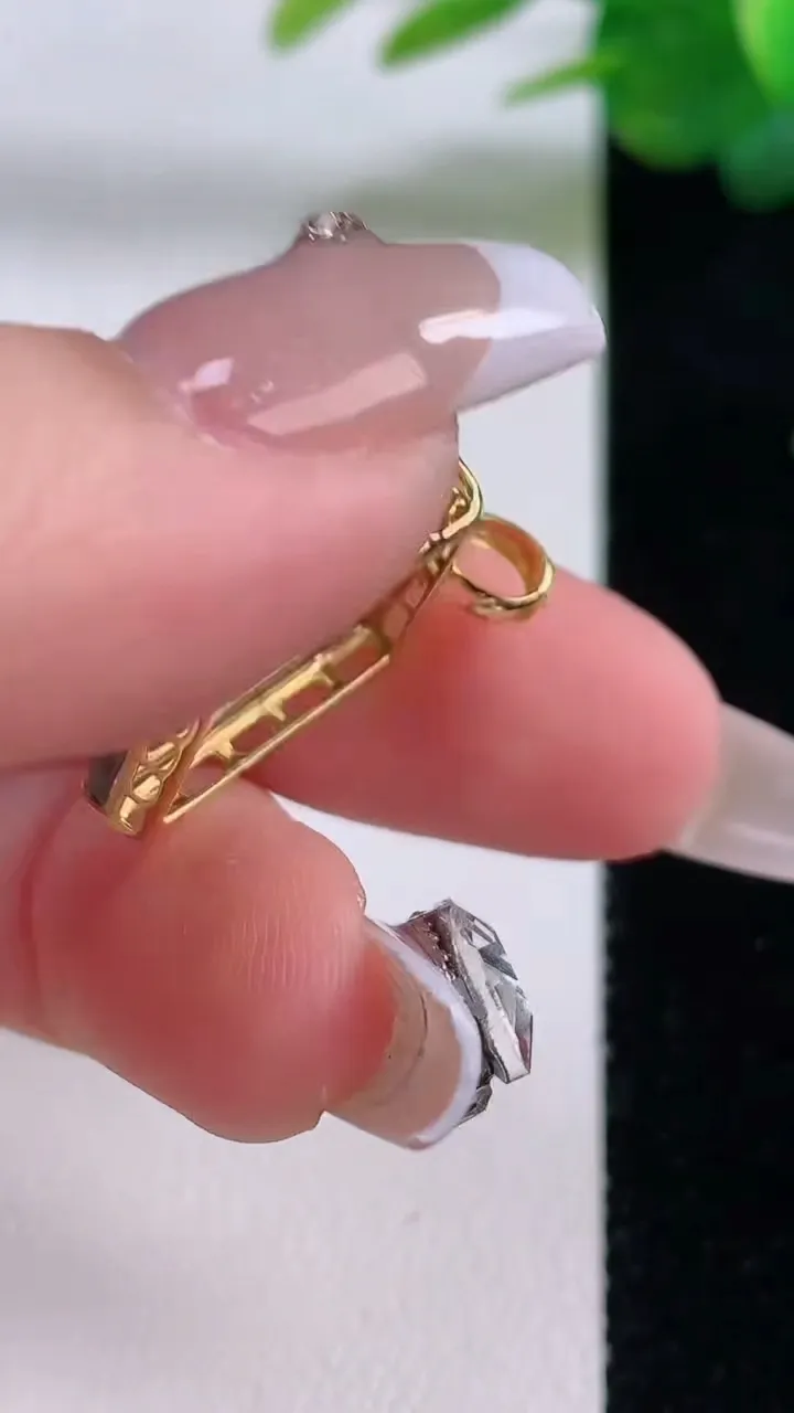 天然A货翡翠18K金乌鸡种无事牌吊坠，尺寸16.8-14-4.5，重量:2.55g
12月6日