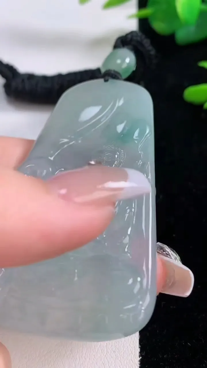 天然A货翡翠大日如来吊坠，尺寸66.7-43.4-6，重量:40.44g
12月6日