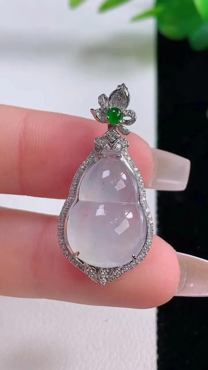 天然A货翡翠种白冰葫芦吊坠，尺寸33-15.5-9.2，裸石17.5-12.2重量:3.86g
12月6日