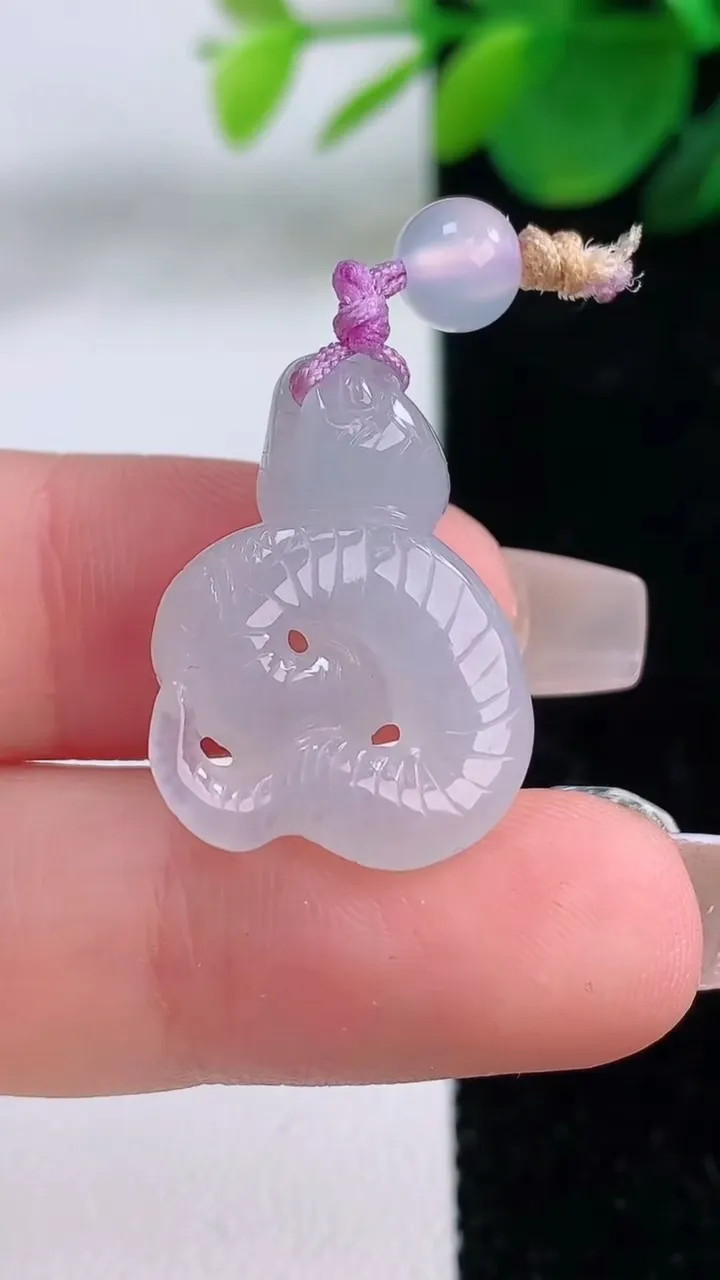 天然A货翡翠生肖蛇吊坠，尺寸23-17.4-7.5，重量:4.47g
12月6日