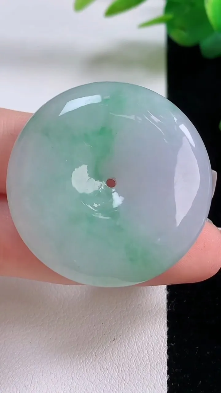 天然A货翡翠平安扣吊坠，尺寸36.6-8.6，重量:26.64g
12月6日