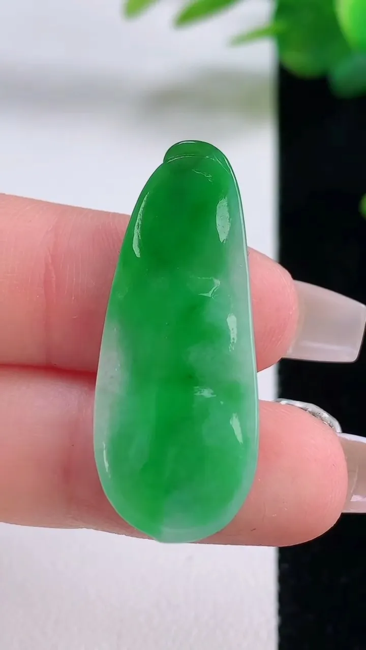 天然A货翡翠福豆吊坠，尺寸34-13.8-3.5，重量:3.37g
12月6日