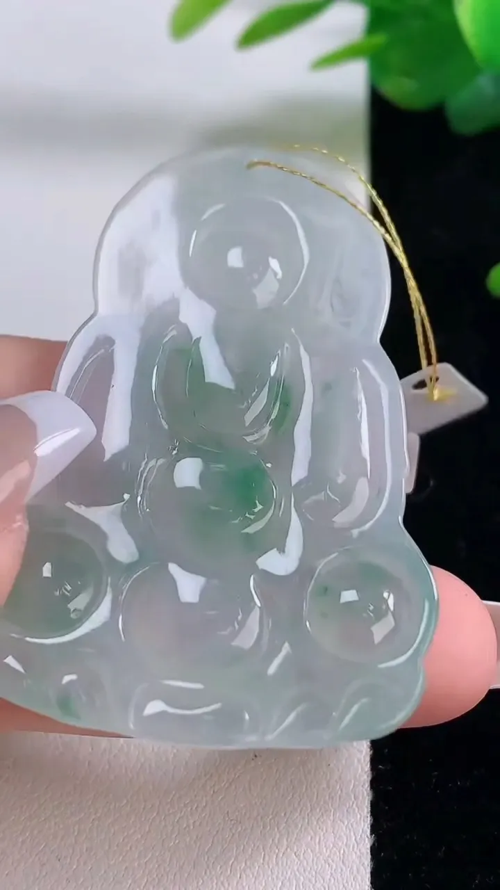 天然A货翡翠种飘花观音菩萨吊坠，尺寸55-36-4.9，重量:18.55g
12月6日