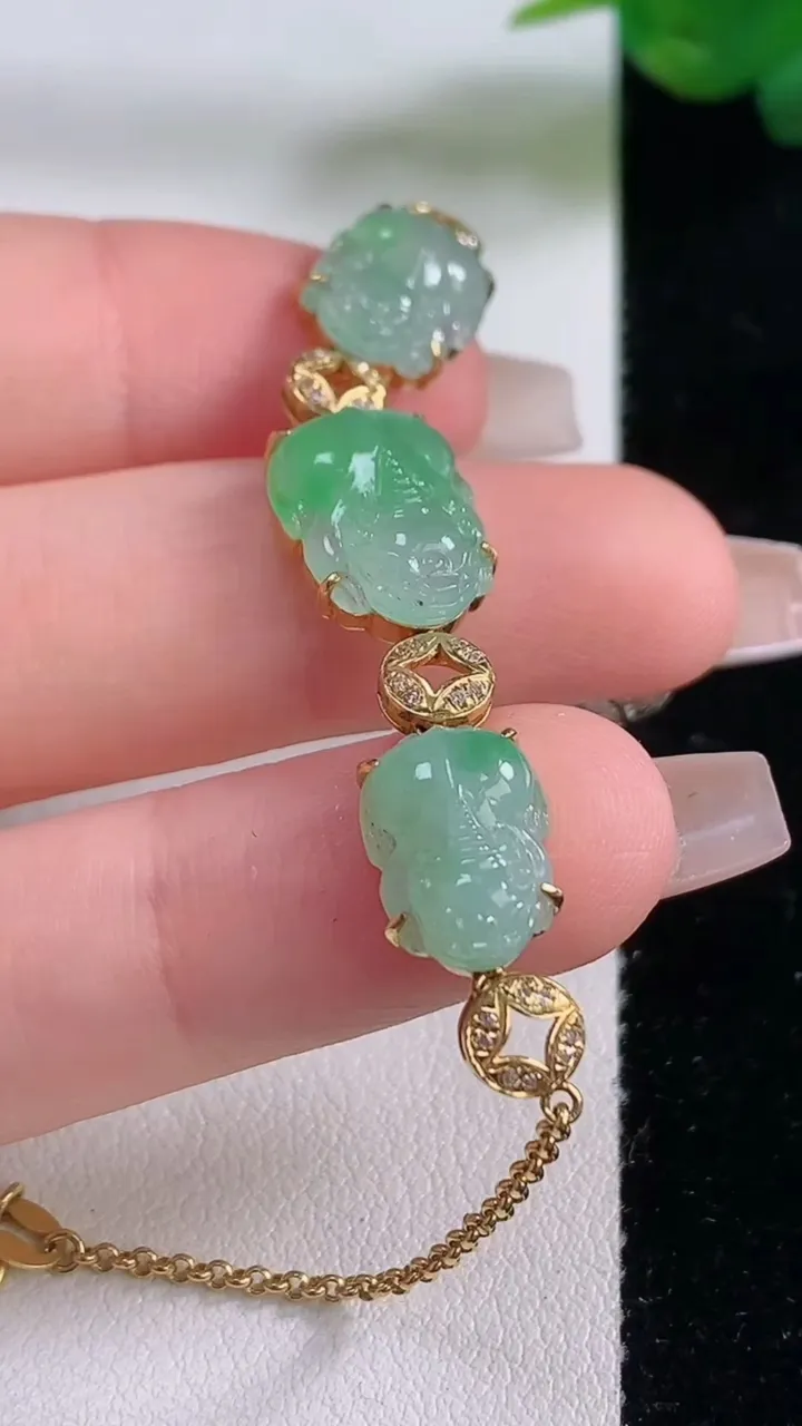 天然A货翡翠貔貅手链，尺寸13-9.7-5，重量:5.68g
12月6日