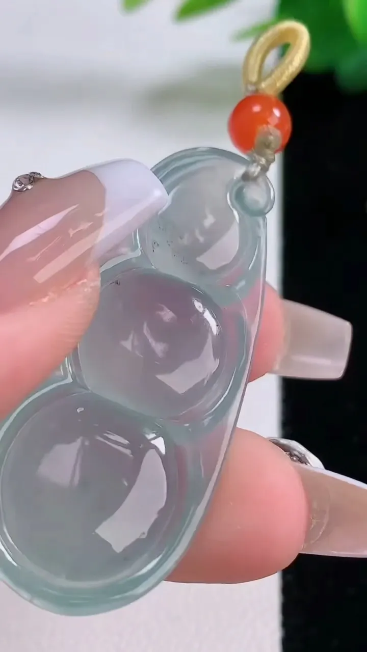 天然A货翡翠冰种飘花福豆吊坠，尺寸43.4-19-5.9，重量:8.47g
12月6日