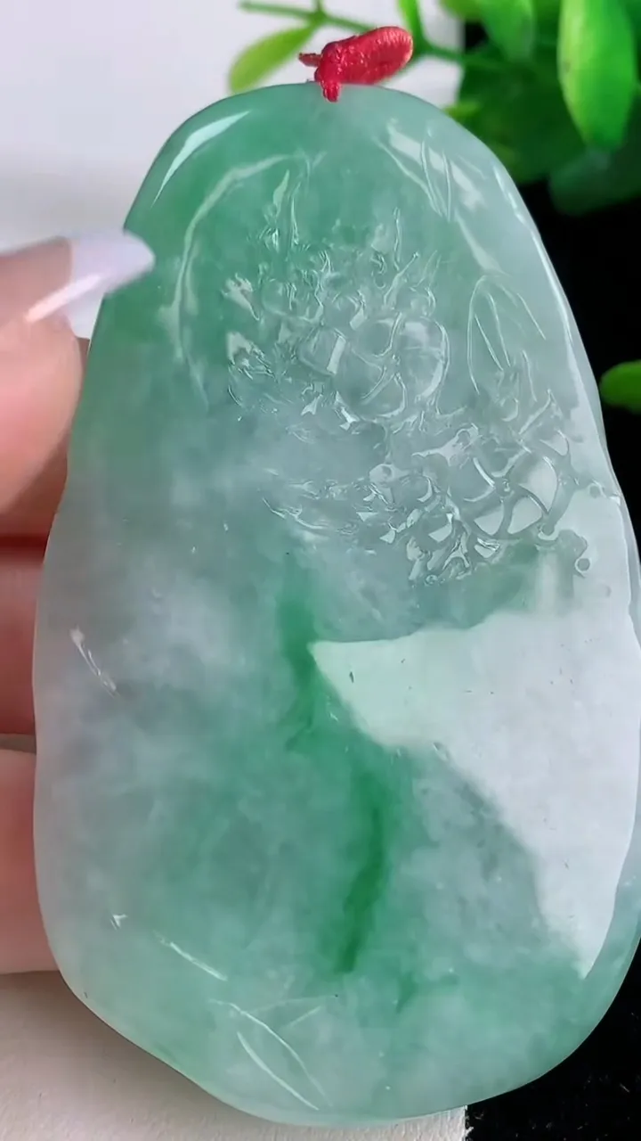 天然A货翡翠梅花鹿吊坠，尺寸75.4-45.5-10，重量:65.27g
12月6日