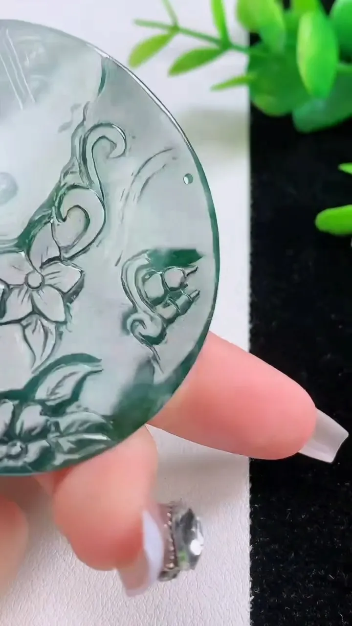 天然A货翡翠冰种飘花一念之间吊坠，尺寸54.4-5.5，重量:36.53g
12月6日