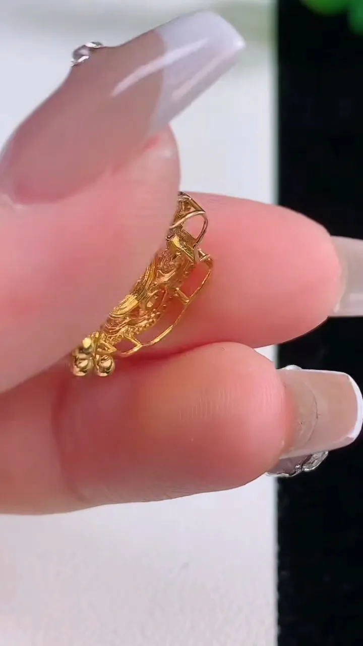 天然A货翡翠蛋面吊坠，尺寸15.4-17.6-5.2，裸石5.4-9重量:1.81g
12月6日