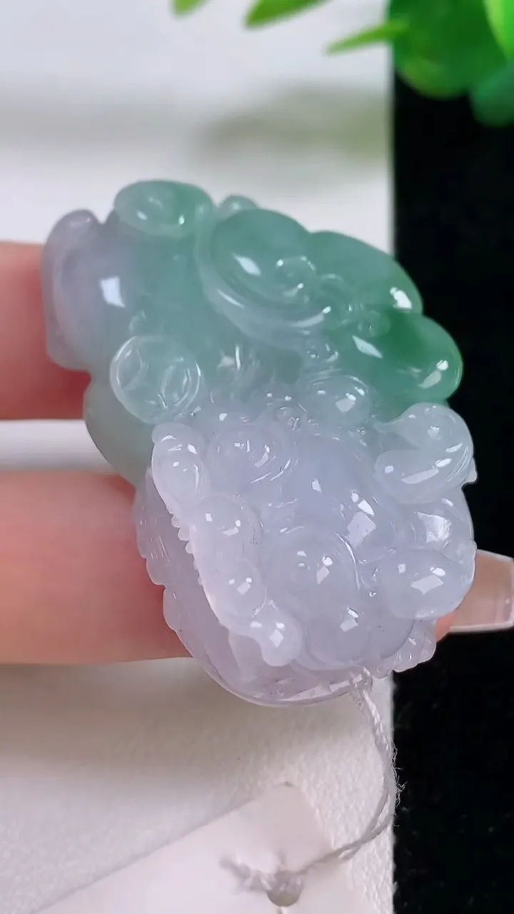 天然A货翡翠霸王貔貅吊坠，尺寸46.7-28.5-12，重量:35.49g
12月6日