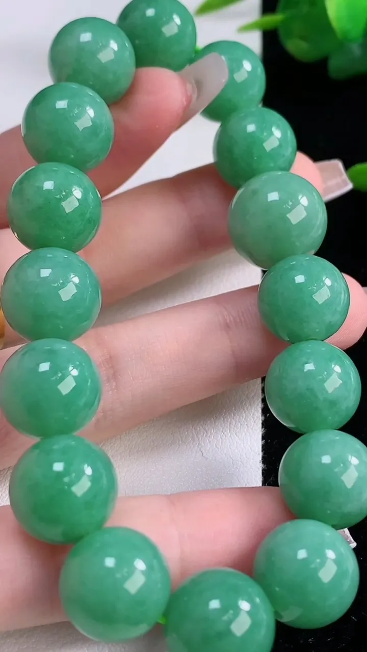 天然A货翡翠圆珠手串，尺寸14.7-16颗，重量:62.61g12月6日
工厂直销收藏佳品,种好水足，色泽均匀，有种有色，上手高大气！