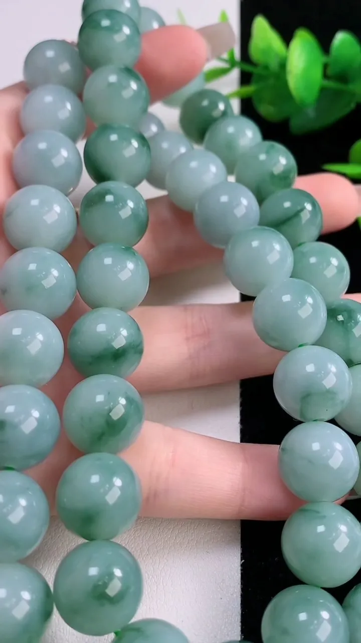 天然A货翡翠飘花圆珠项链，尺寸13-48颗，重量:115.89g12月6日
工厂直销收藏佳品,种好水足，色泽均匀，有种有色，上手高大气！