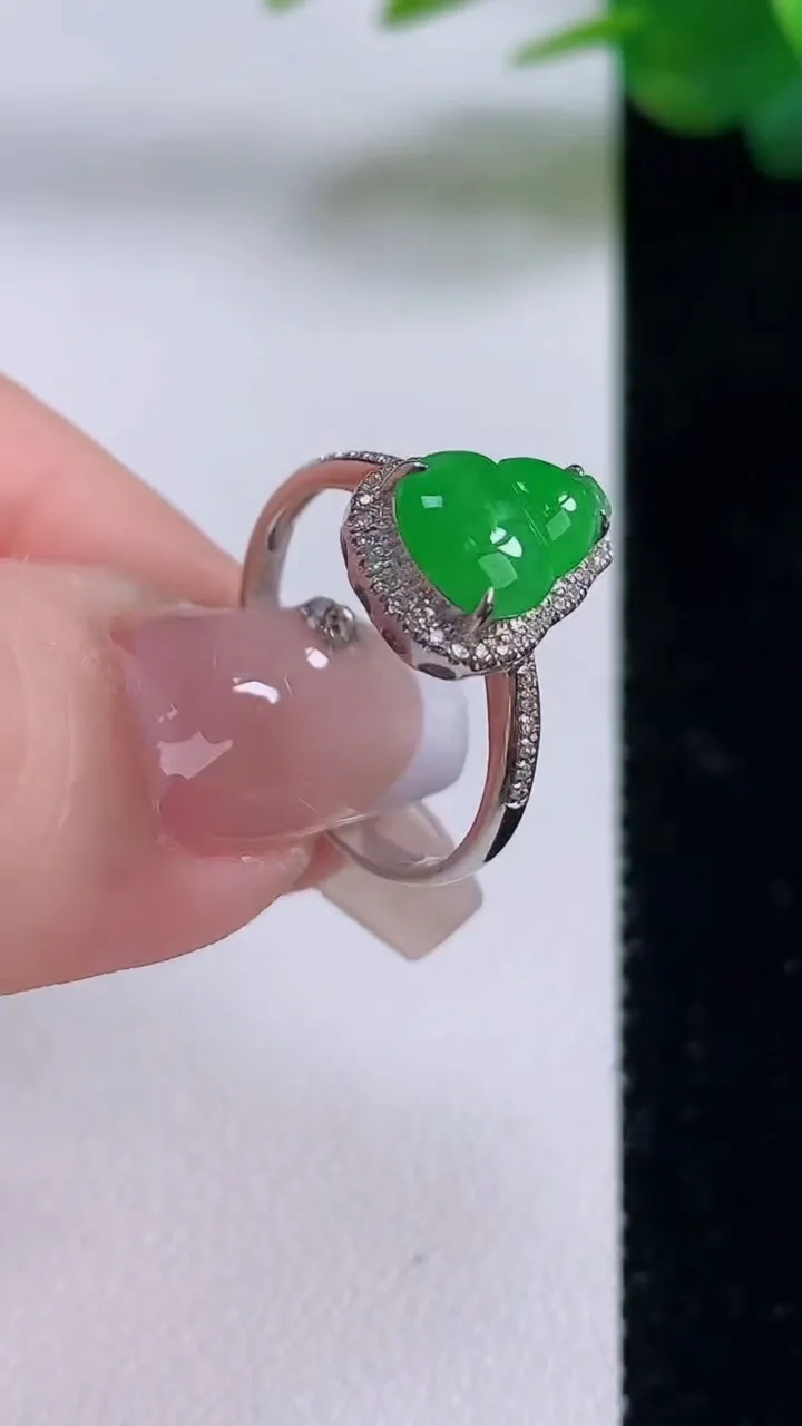 天然A货翡翠葫芦戒指，尺寸17.5-9-6.9-5.8，重量:2.35g2025年12月6日
工厂直销收藏佳品,种好水足，色泽均匀，有种有色，上手高大气！