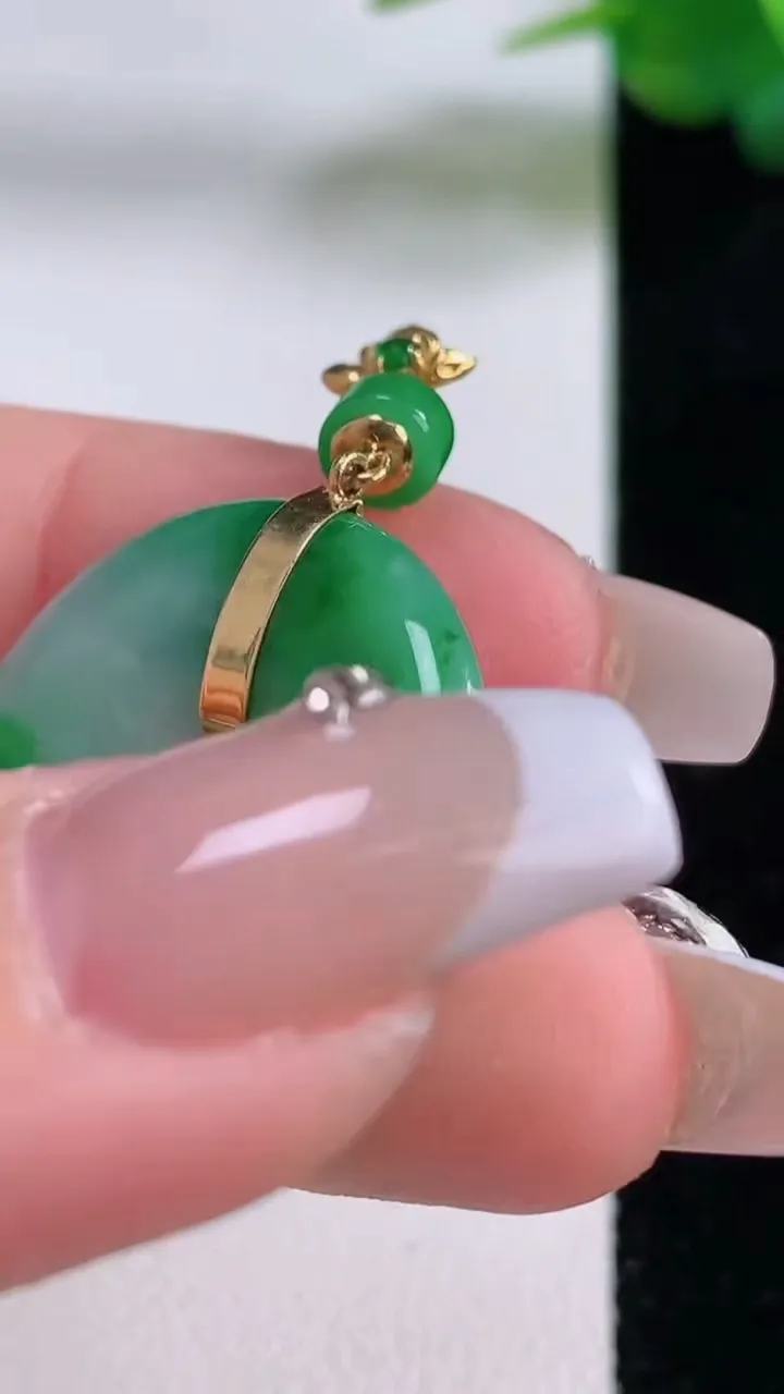 天然A货翡翠平安环吊坠，尺寸24.6-4.3，重量:6.12g
12月6日