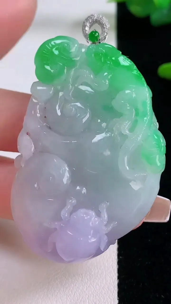 天然A货翡翠如意吊坠，尺寸53.4-34.8-12.5，重量:42.95g
12月6日