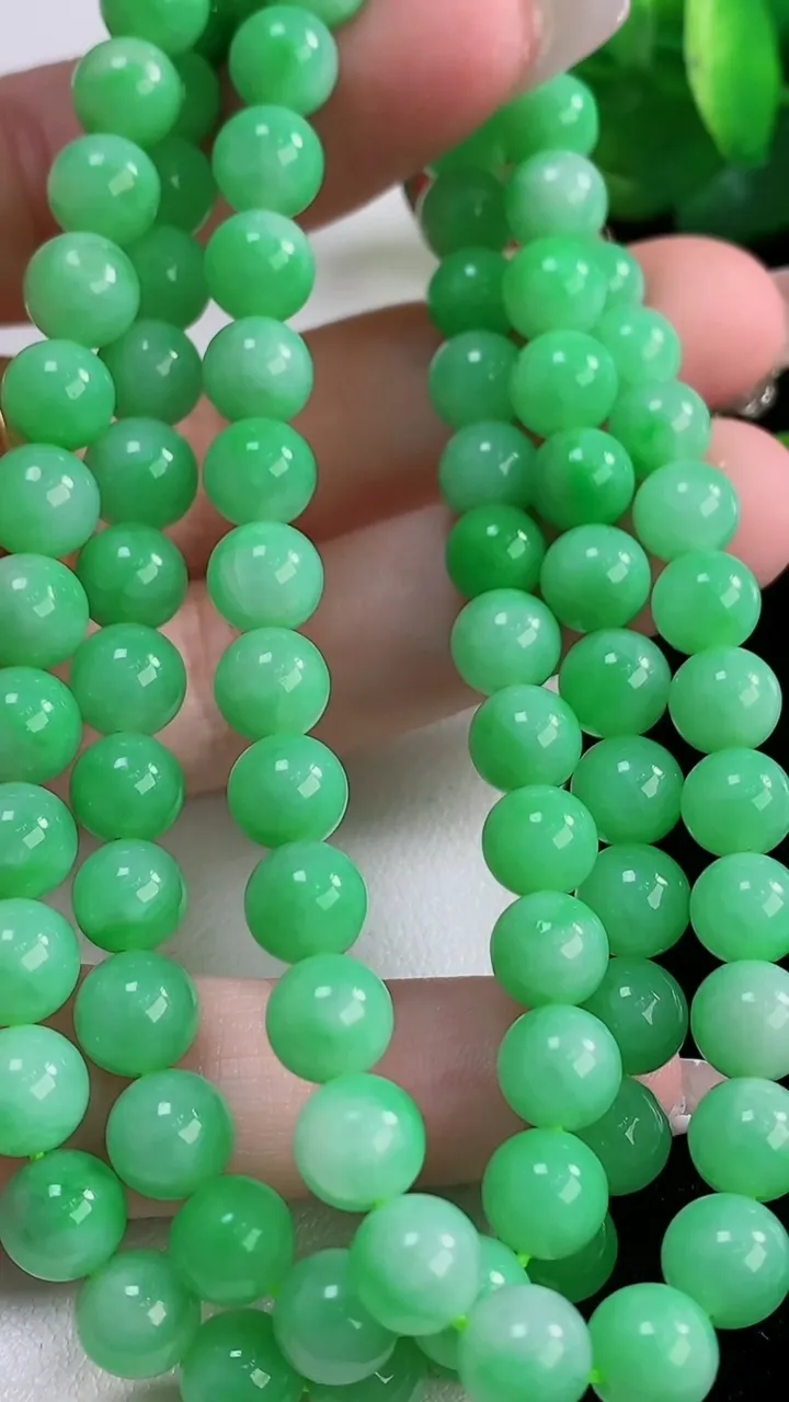 天然A货翡翠圆珠项链，尺寸6.4-90颗，重量:61.39g
12月6日