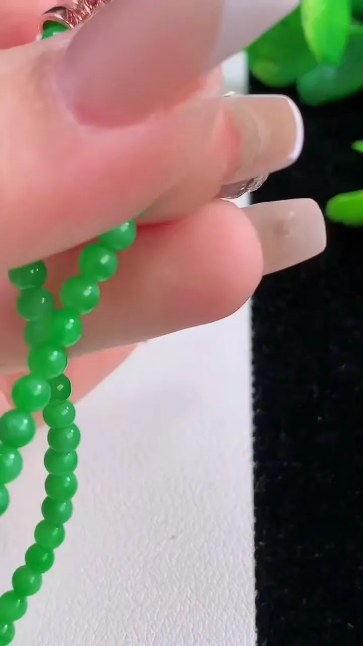 天然A货翡翠小米珠手串，尺寸3.6-52颗，重量:5.99g12月6日
工厂直销收藏佳品,种好水足，色泽均匀，有种有色，上手高大气！