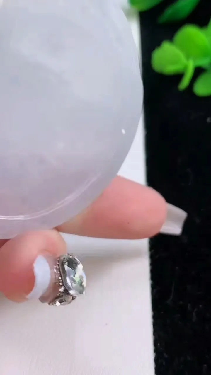 天然A货翡翠大日如来吊坠，尺寸53.2-4.7，重:23.27g
12月6日