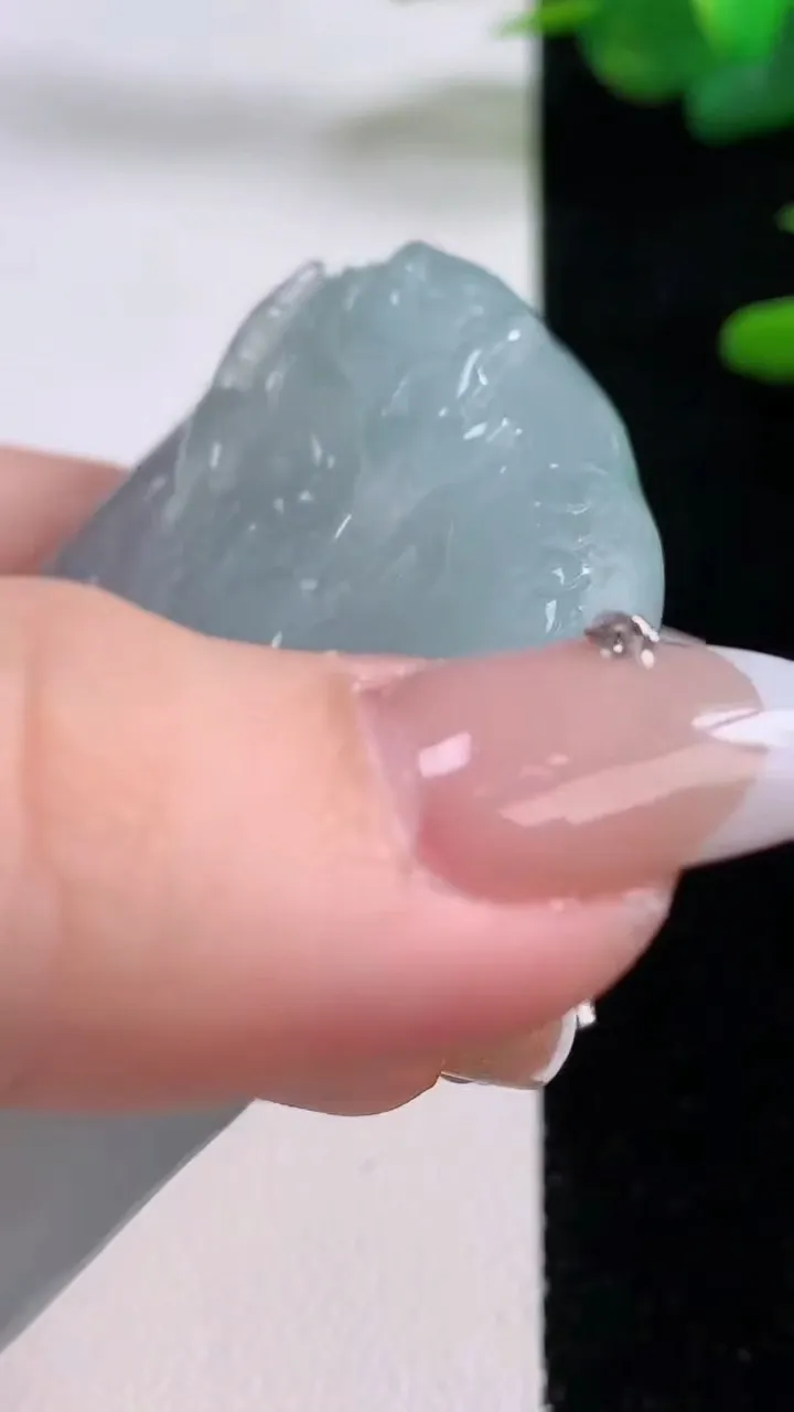 天然A货翡翠种白冰龙牌吊坠，尺寸65-48-9.2，重量:55.98g
12月6日