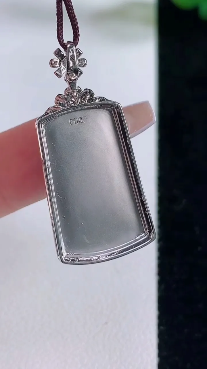 天然A货翡翠无事牌吊坠，尺寸33.4-15.3-4.4，裸石22.6-14重量:2.94g
12月6日