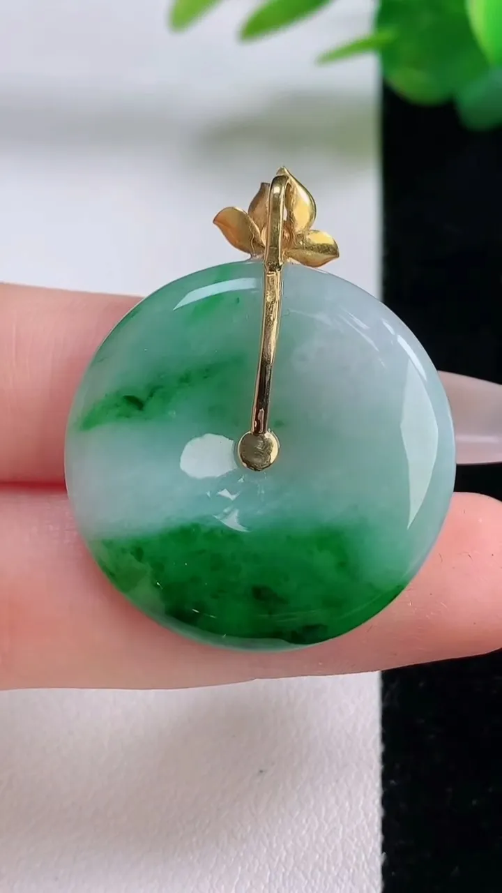 天然A货翡翠平安扣吊坠，尺寸28.8-5.4，重量:10.50g
12月6日