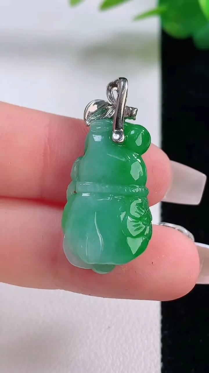 天然A货翡翠葫芦吊坠，尺寸24.8-14.6-6，重量:4.64g
12月6日
