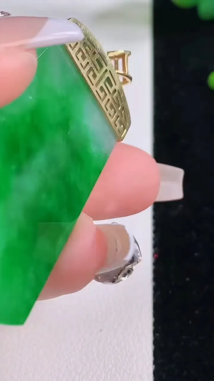 天然A货翡翠无事牌吊坠，尺寸48-26.8-3.6，重量:16.12g
12月6日