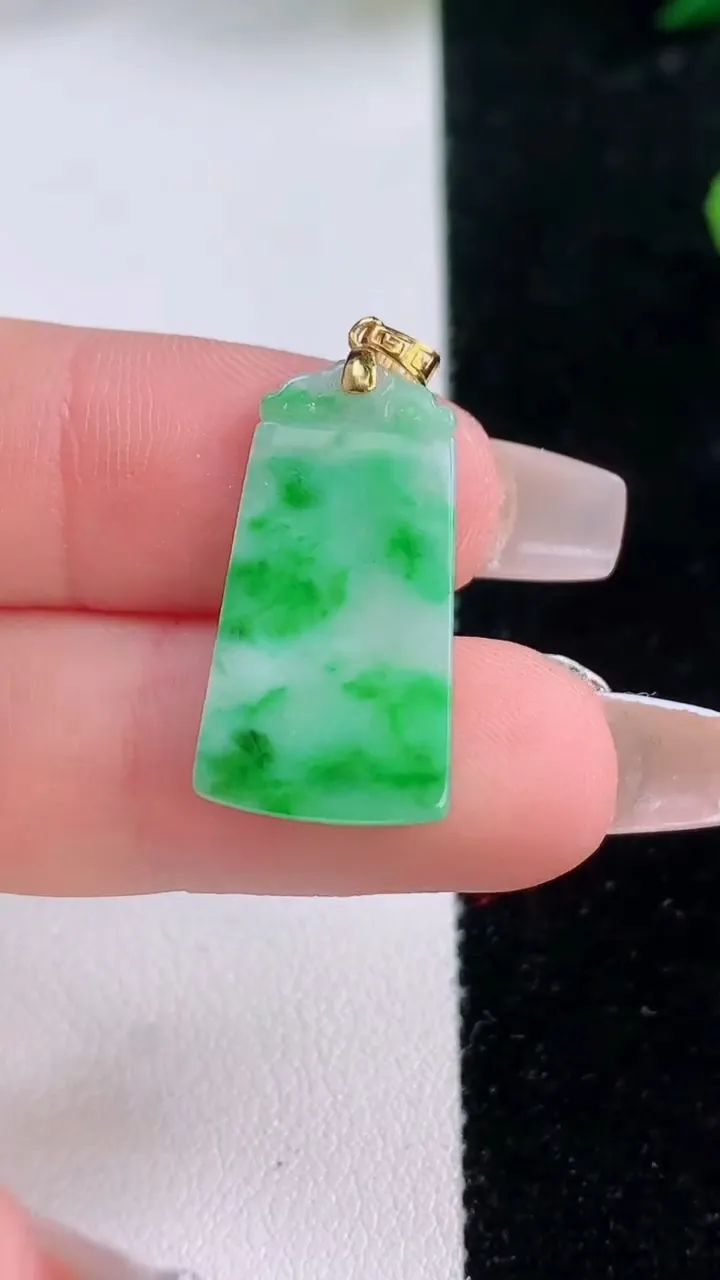 天然A货翡翠无事牌吊坠，尺寸23.5-12.4-1.8，重:1.72g
12月6日