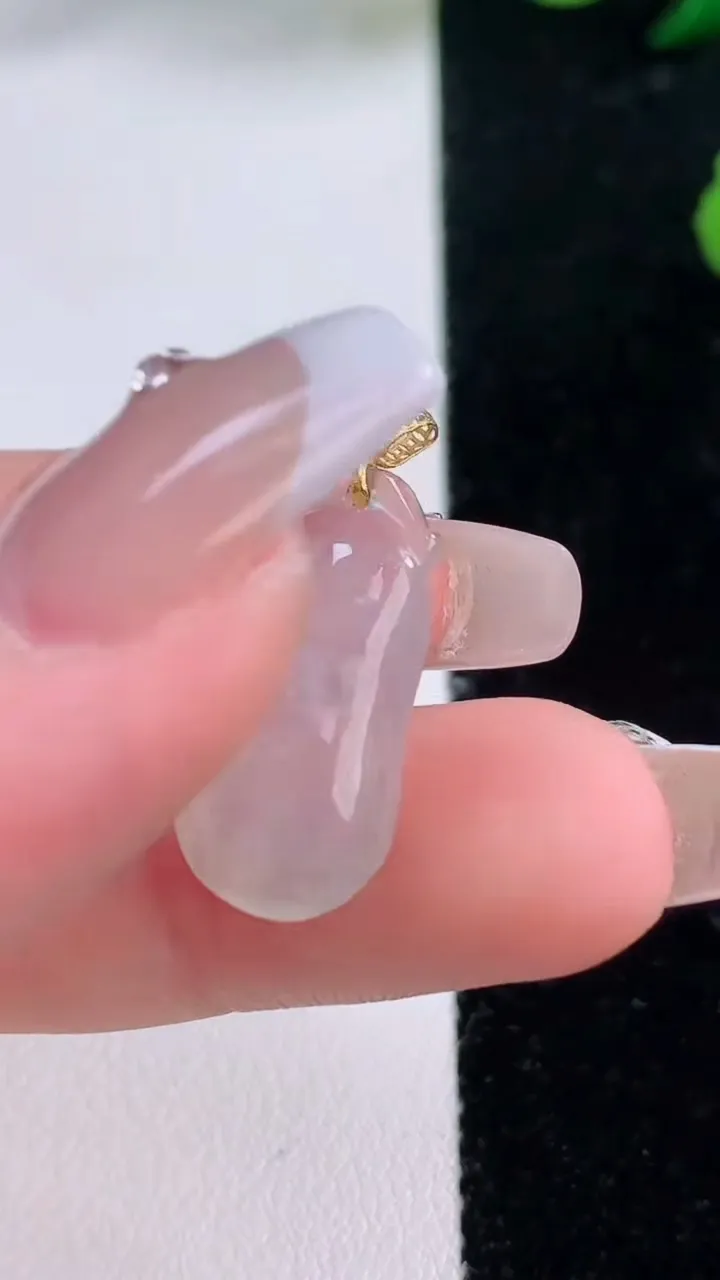 天然A货翡翠种白冰福瓜吊坠，尺寸21.7-11-5.3，重:2.26g
12月6日