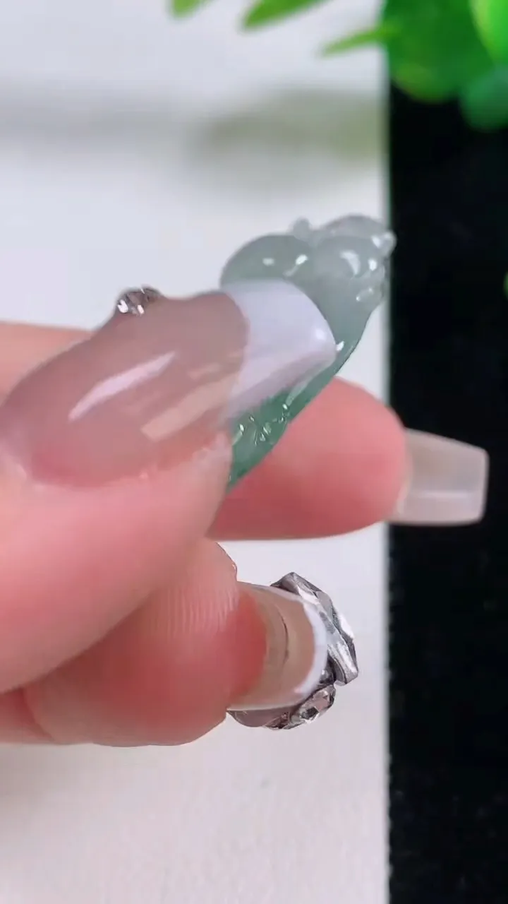 天然A货翡翠年年有余吊坠，尺寸50-21-8.9，重量:13.97g
12月6日