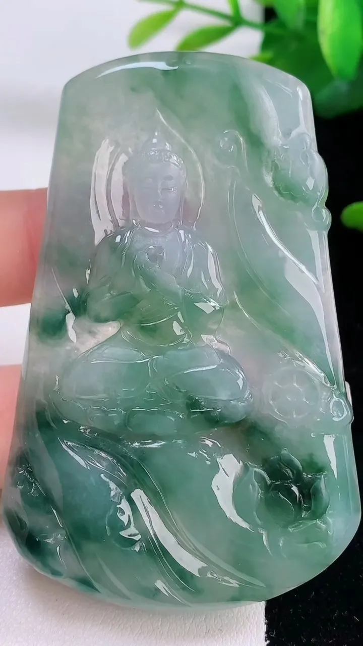 天然A货翡翠冰种飘花大日如来吊坠，尺寸71-44.6-4.8，重量:32.21g
12月6日