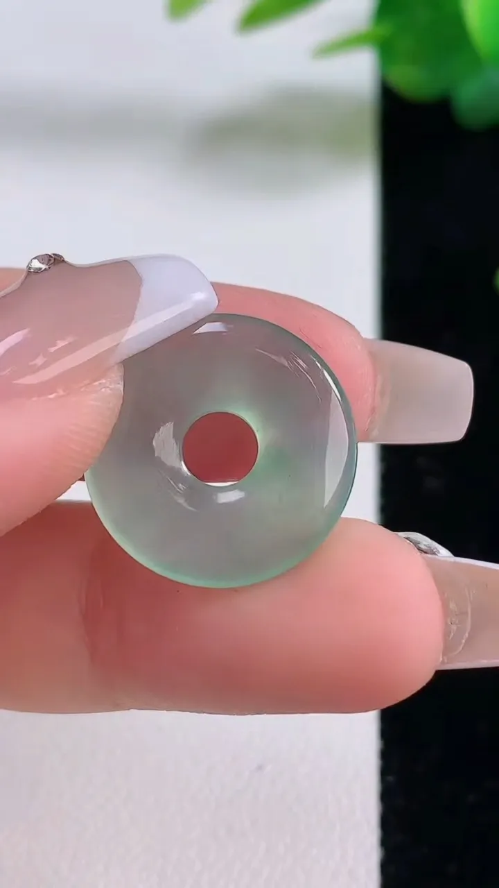 天然A货翡翠冰种飘花平安扣吊坠，尺寸18.3-3，重量:2.35g
12月6日