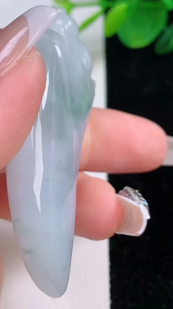 天然A货翡翠飘花龙牙吊坠，尺寸59-22.7-10.6，重量:29.10g
12月6日