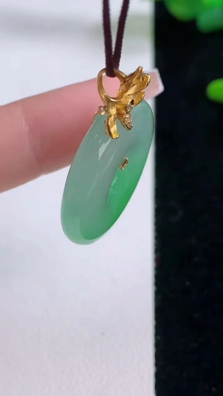 天然A货翡翠平安扣吊坠，尺寸25.3-5.9，重量:8.80g
12月6日