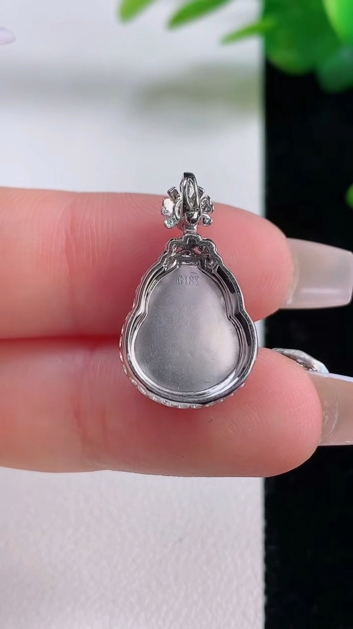 天然A货翡翠葫芦吊坠，尺寸22.5-13-2.6，裸石13-10.7重量:2.72g
12月6日