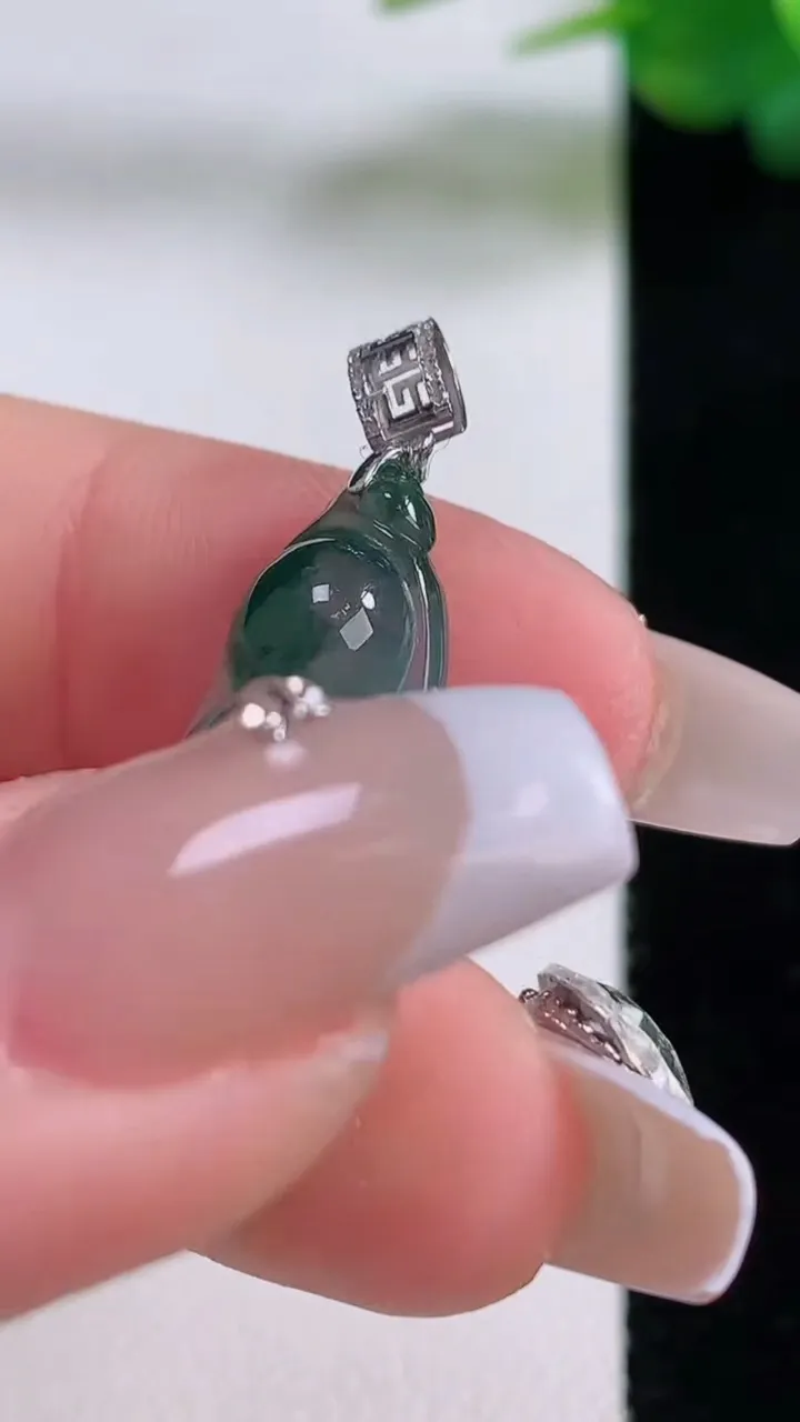 天然A货翡翠种飘花福豆吊坠，尺寸25.8-10.5-6，重量:3.33g
12月6日