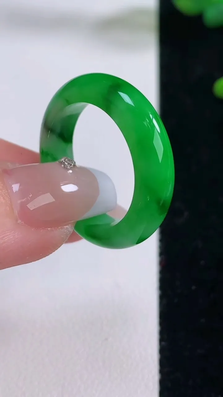 天然A货翡翠指环戒指，尺寸19.7-5.4-3.5，重量:5.08g2025年12月6日
工厂直销收藏佳品,种好水足，色泽均匀，有种有色，上手高大气！