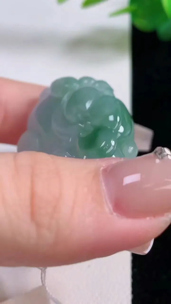 天然A货翡翠霸王貔貅吊坠，尺寸46.7-28.5-12，重量:35.49g
12月6日