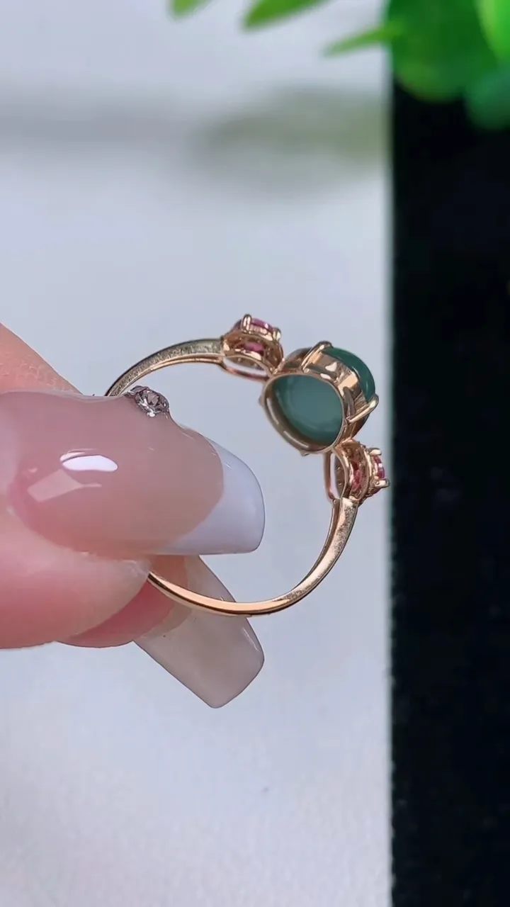 天然A货翡翠种飘花蛋面戒指，尺寸17.7-9.2-6.5-4.8，重量:1.34g2025年12月6日
工厂直销收藏佳品,种好水足，色泽均匀，有种有色，上手高大气！