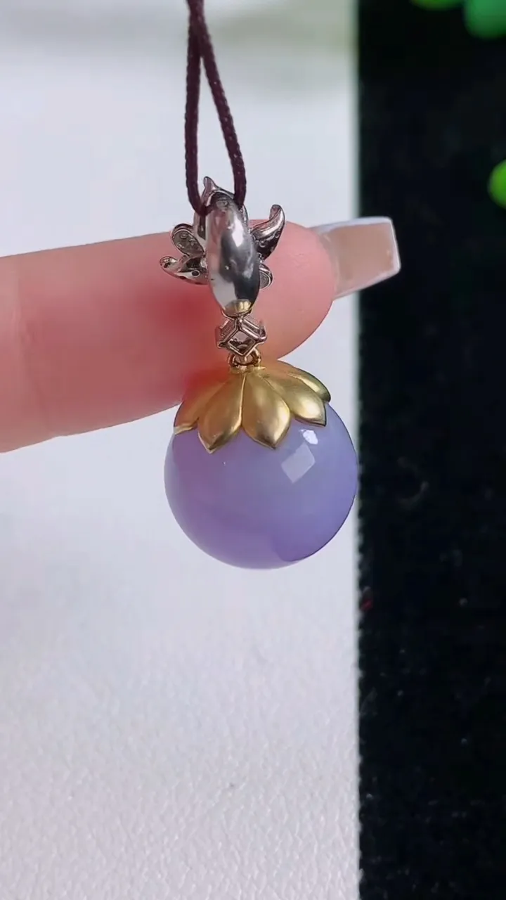 天然A货翡翠18K金紫罗兰圆珠吊坠，尺寸13.3，重量:5.88g12月6日
工厂直销收藏佳品,种好水足，色泽均匀，有种有色，上手高大气！