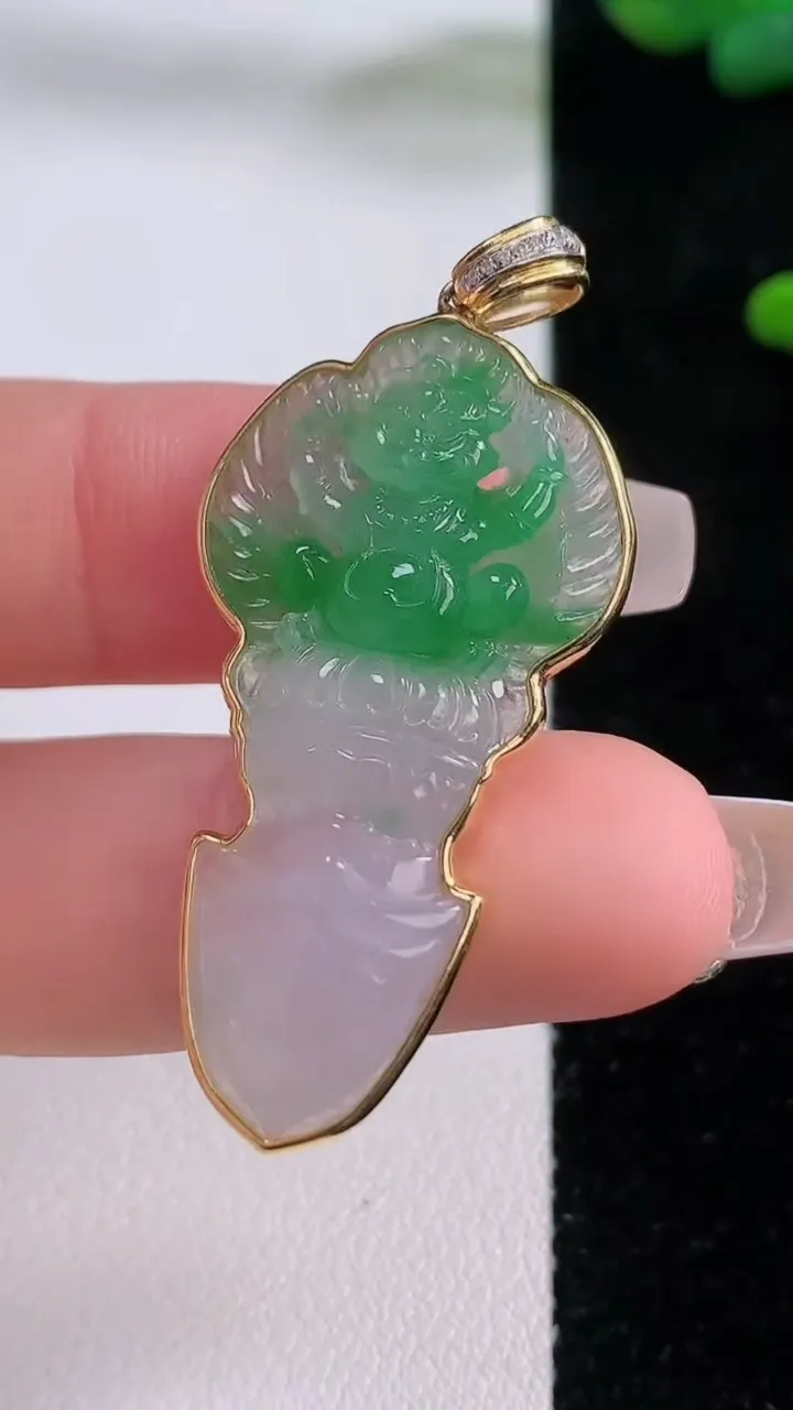 天然A货翡翠不动明王吊坠，尺寸38.4-21-5.5，重量:6.04g
12月6日