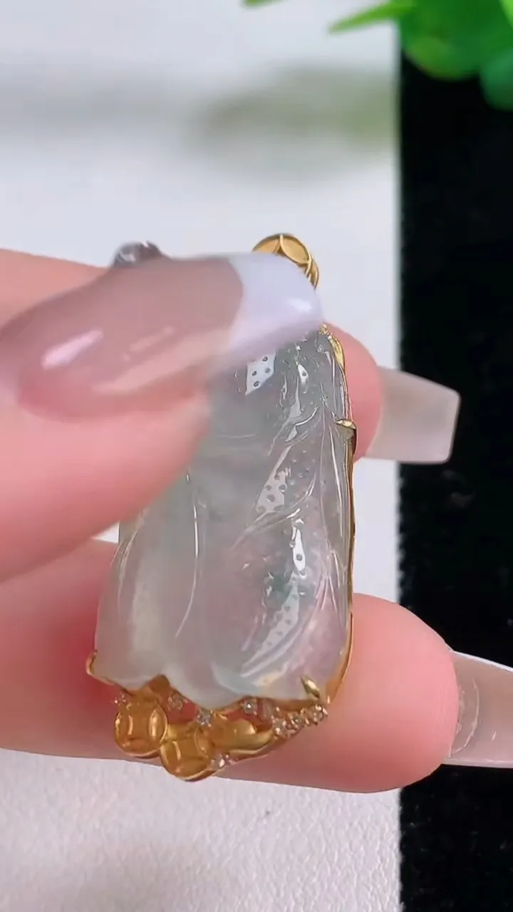 天然A货翡翠种飘花一鸣惊人吊坠，尺寸39.4-27.4-16.6-8，重量:6.32g
12月6日