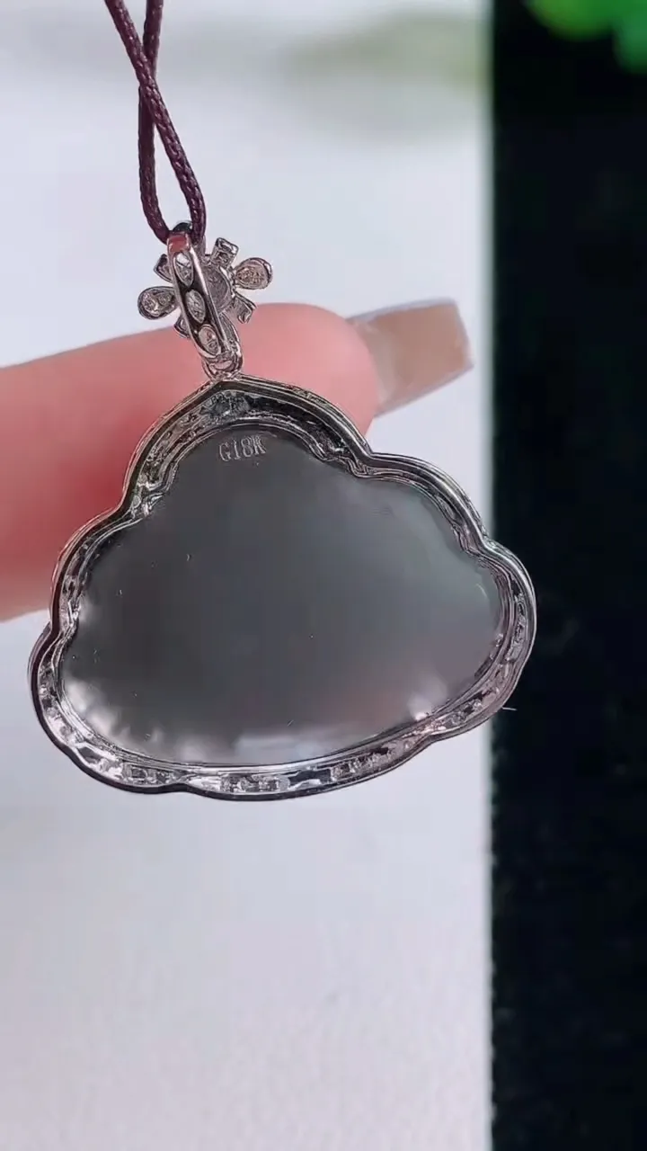 天然A货翡翠佛公吊坠，尺寸26.3-24.6-6.5，裸石17.4-22.8重量:5.09g
12月6日