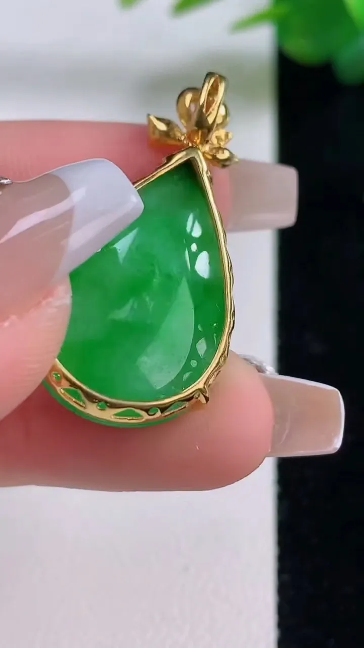 天然A货翡翠水滴吊坠，尺寸25.7-17.2-8.3，重量:6.63g
12月6日