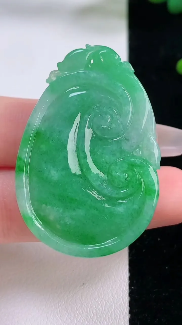 天然A货翡翠如意吊坠，尺寸43.7-29.5-5.8，重量:15.74g
12月6日